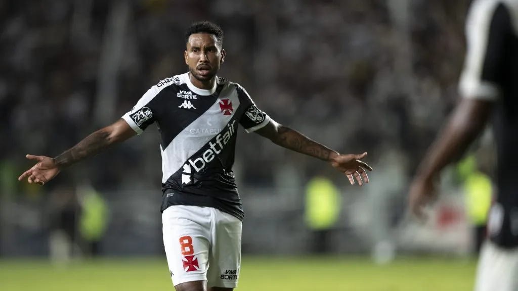 Jair, volante do Vasco. Foto: Jorge Rodrigues/AGIF.