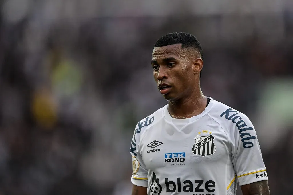 Jean Lucas com a camisa do Santos. Foto: Thiago Ribeiro/AGIF