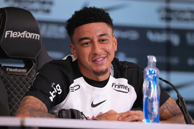Jesse Lingard fala com a imprensa durante sua apresentação como novo jogador do Corinthians.  Foto: Ettore Chiereguini/AGIF
