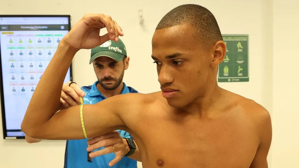 Jhon Jhon sendo examinado no Palmeiras - Foto: Cesar Greco/Ag. Palmeiras