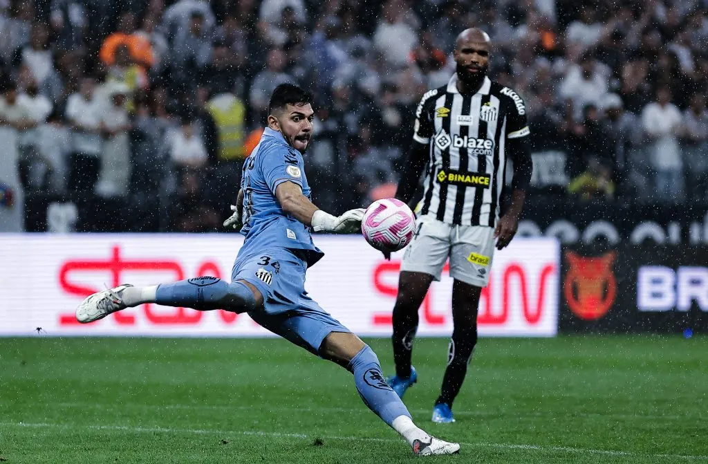 Joao Paulo goleiro do Santos durante partida contra o Corinthians no estadio Arena Corinthians pelo campeonato Brasileiro A 2023. Foto: Fabio Giannelli/AGIF