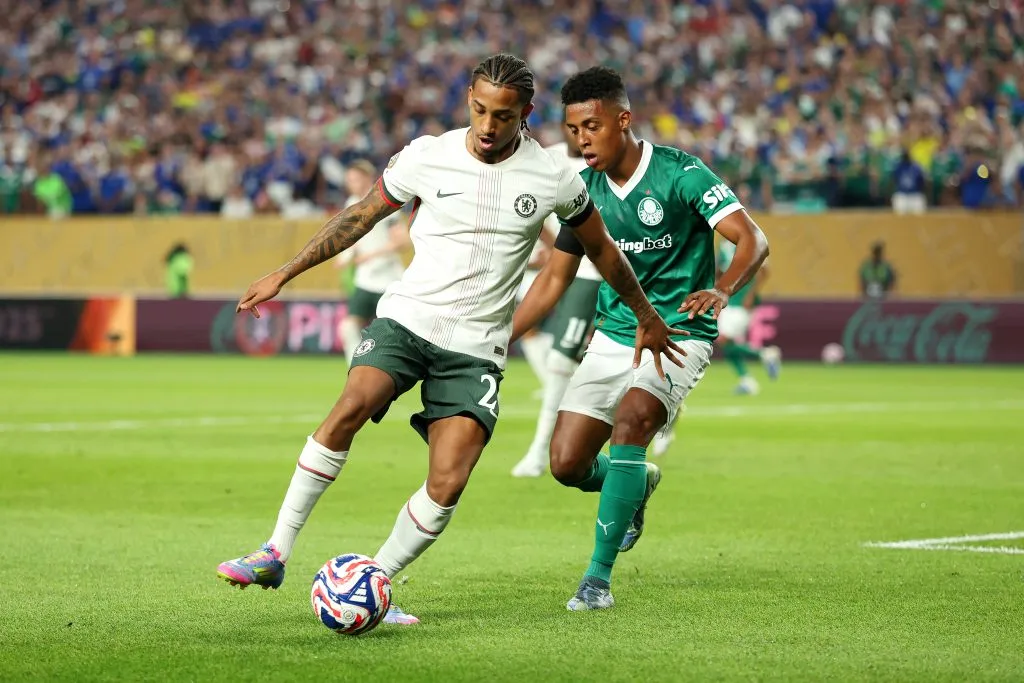 João Pedro durante disputa com Vanderlan. Foto: Luke Hales/Getty Images