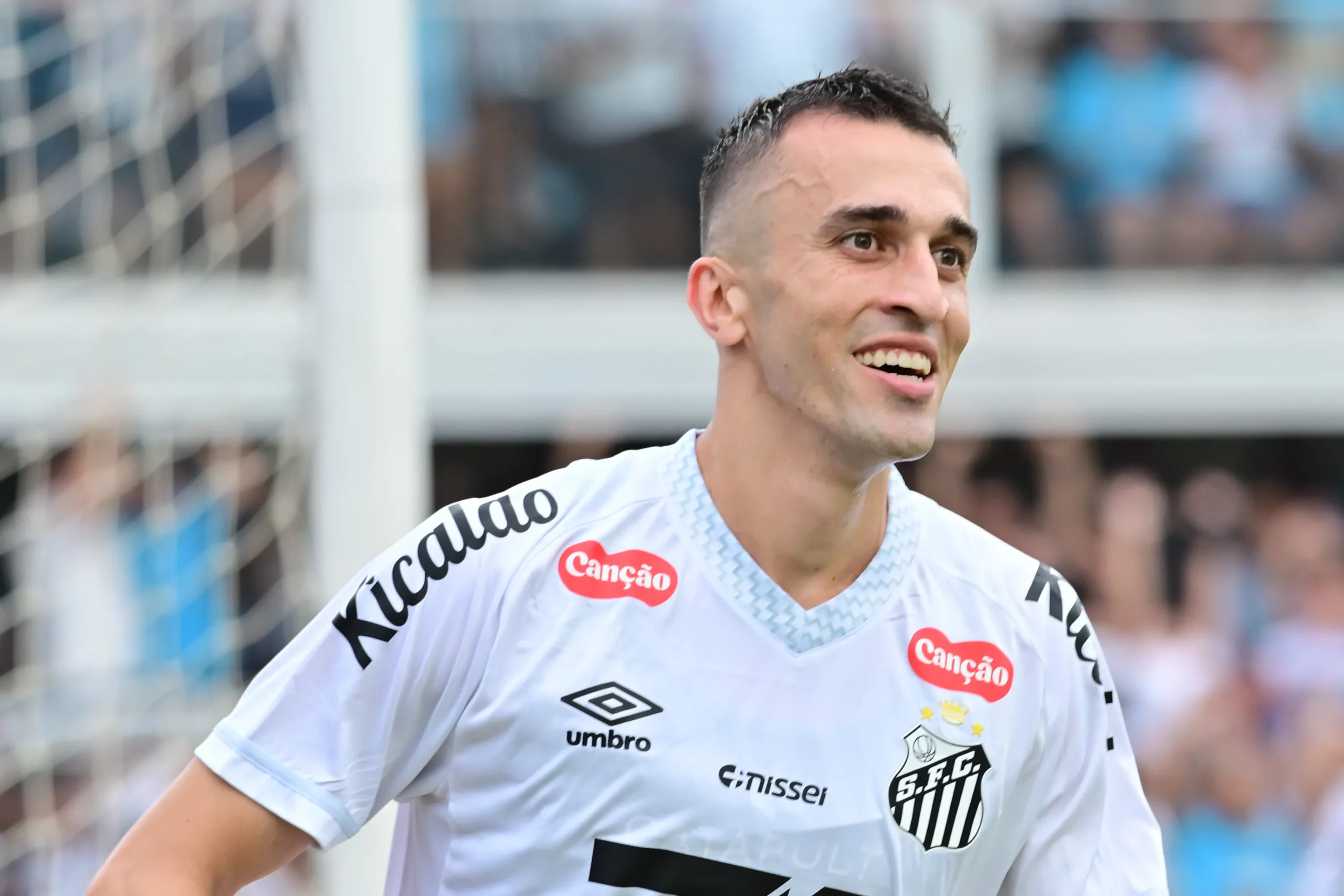 João Schmidt comemora gol diante do Cruzeiro. Foto: Jota Erre/AGIF