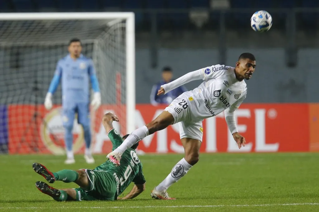 Joaquim se destacou em meio a um Santos bagunçado. (Photo by Marcelo Hernandez/Getty Images)