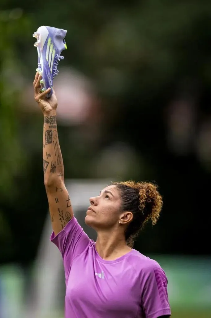 Jogadora Cristiane, durante campanha da chuteira Adidas F50 Sparkfusion para futebol feminino. Foto: Adidas/Divulgação