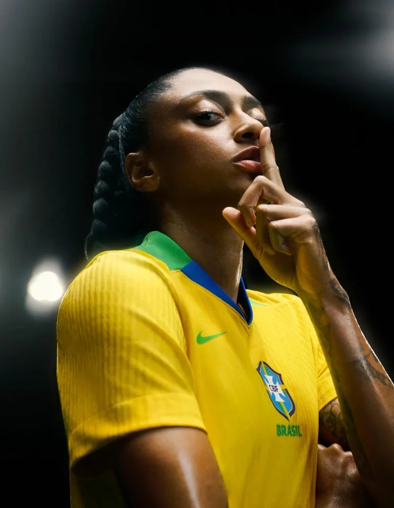 Jogadora Kerolin com o novo uniforme da Seleção Feminina de futebol feminino. Foto: Nike/Divulgação