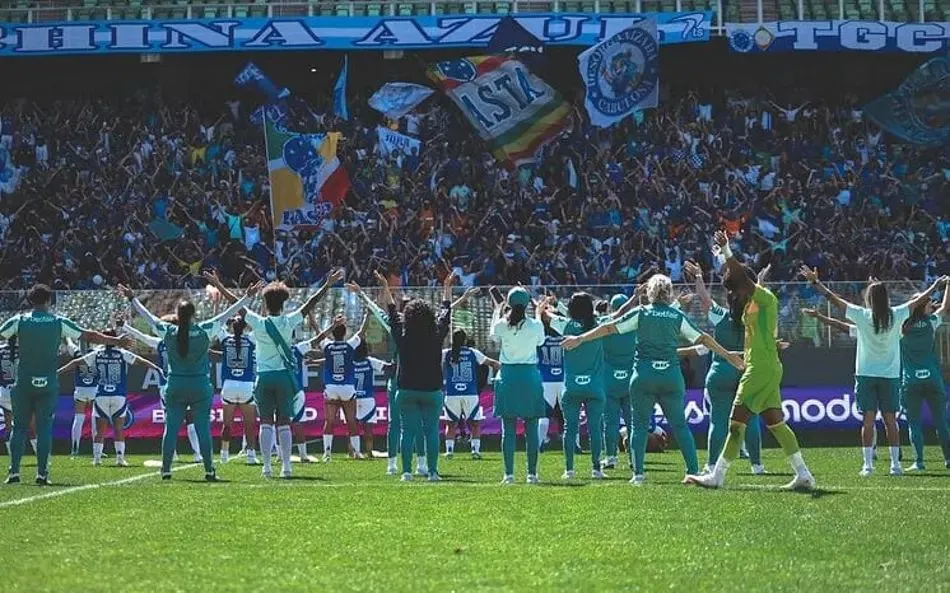 Jogadoras agradecendo a presença da torcida no Independência. Foto: Gustavo Martins/Cruzeiro