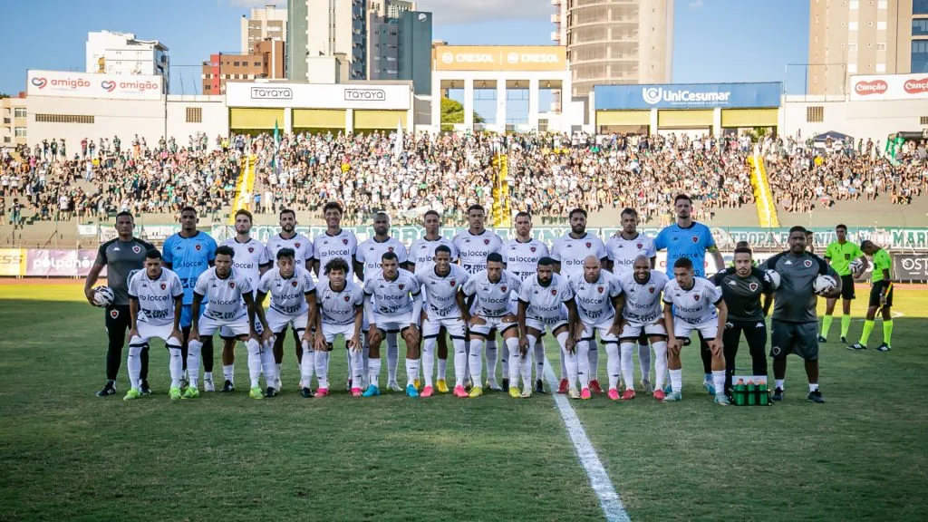 Elenco do Botafogo-PB durante partida da Série C do Brasileirão – Foto: Fernando Teramatsu/AGIF