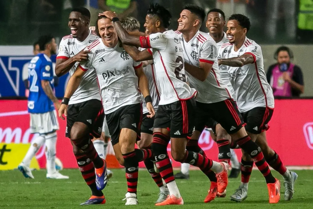 Jogadores do Flamengo comemoram gol diante da Raposa. Foto: Fernando Moreno/AGIF
