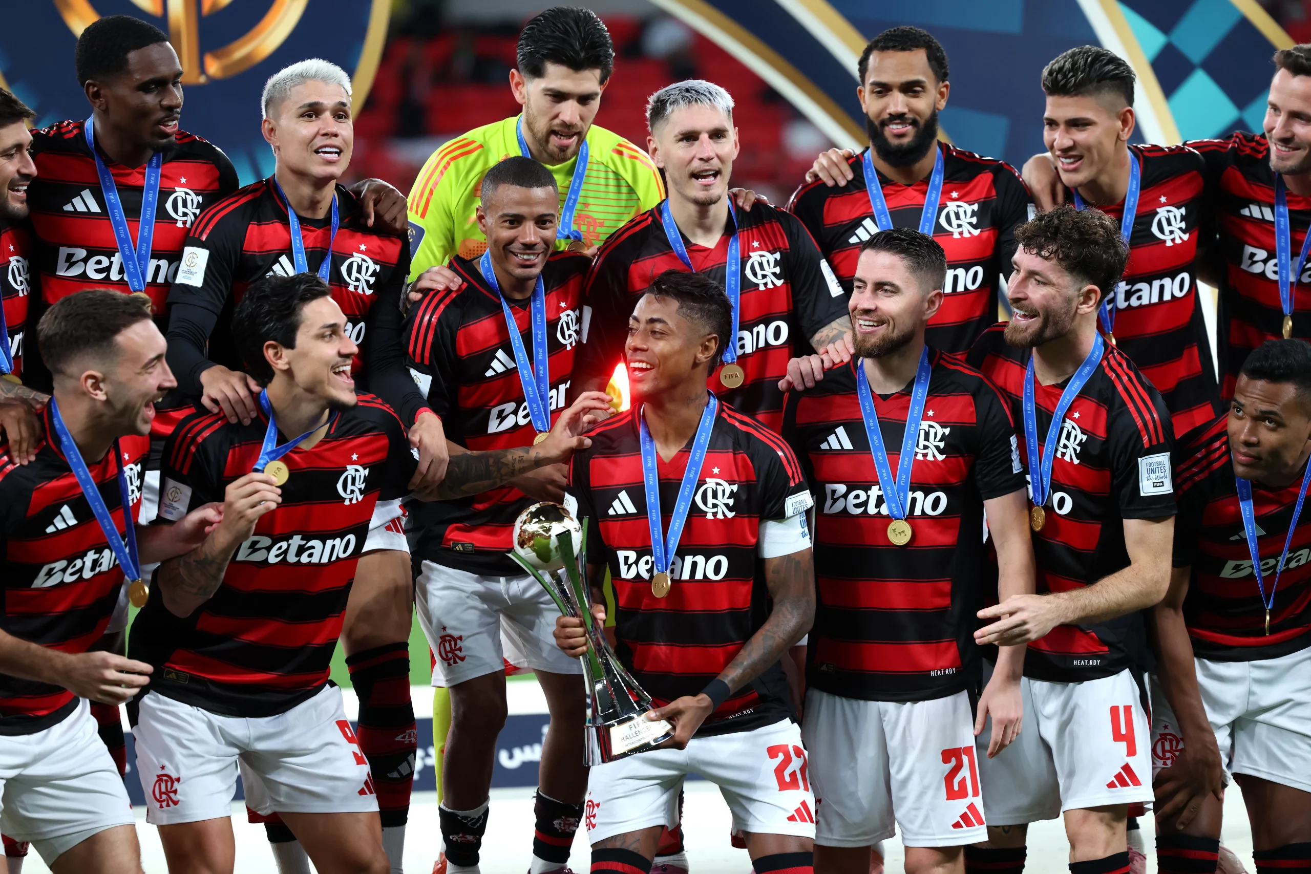 Jogadores do Flamengo levantam o troféu da 'Copa Challenger'. Photo by Getty Images/Getty Images