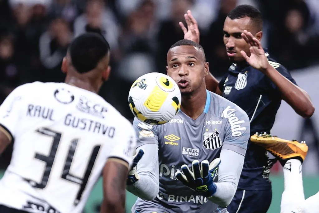 John chegou a ser titular, mas logo perdeu a vaga entre os titulares. Foto: Ettore Chiereguini/AGIF