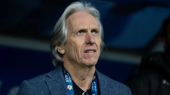 Jorge Jesus durante partida. Foto: Yasser Bakhsh/Getty Images