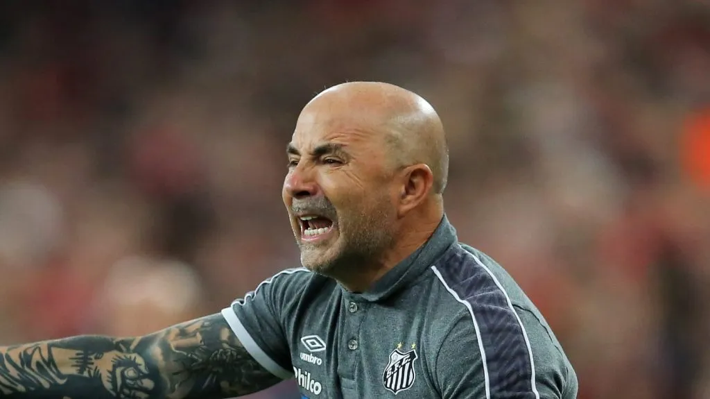 Foto: IMAGO / Action Plus – Jorge Sampaoli durante jogo entre Athletico x Santos, no Brasileirão Betano de 2019, em Curitiba.