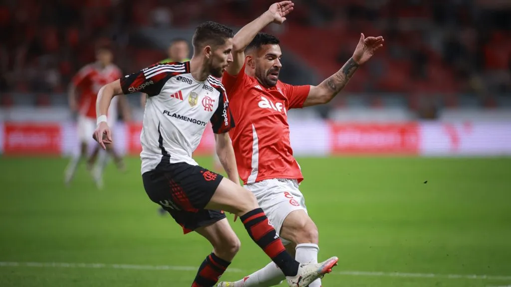 Jorginho e Bruno Henrique durante duelo entre Internacional x Flamengo – Foto: Maxi Franzoi/AGIF