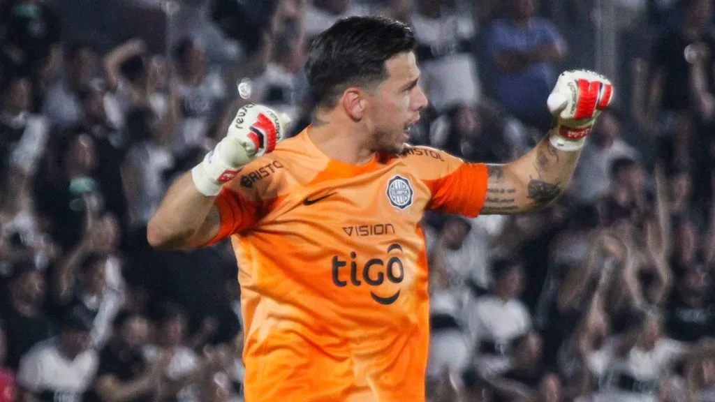 Juan Espínola vibrando com uniforme laranja do Olimpia - Christian Alvarenga/Getty Images