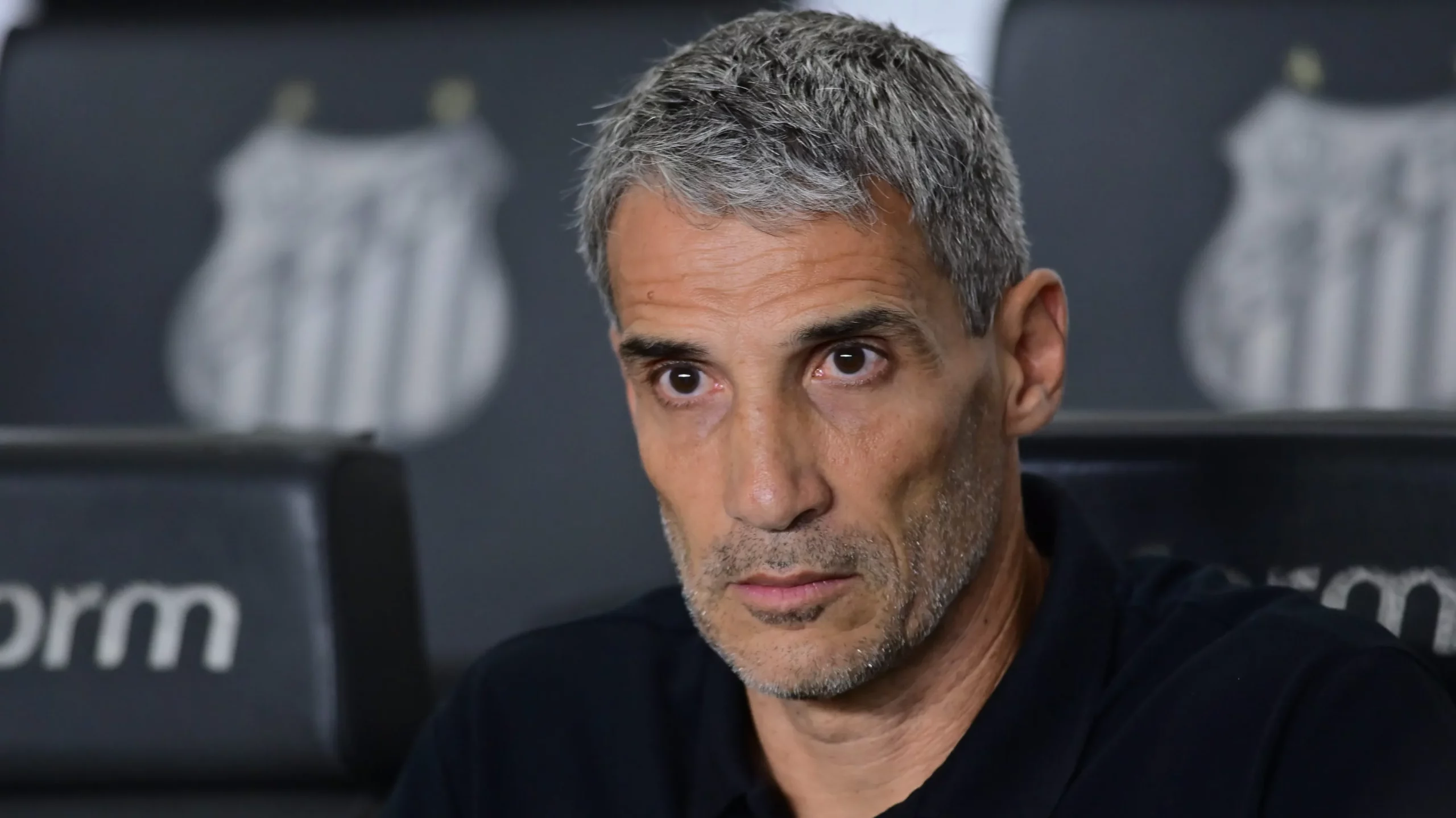 Vojvoda ‘balança’ no cargo e Santos já tem possíveis alternativas para substituição – Foto: Jota Erre/AGIF