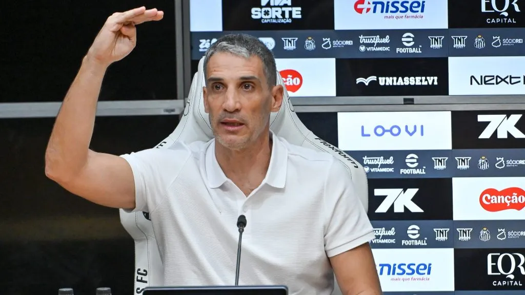 Vojvoda vem trabalhando para a evolução do Santos – Foto: Jota Erre/AGIF