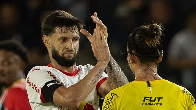 Juninho Capixaba é alvo do Santos e Bragantino pede mais de R$ 42 milhões pelo LE – Foto: Joisel Amaral/AGIF