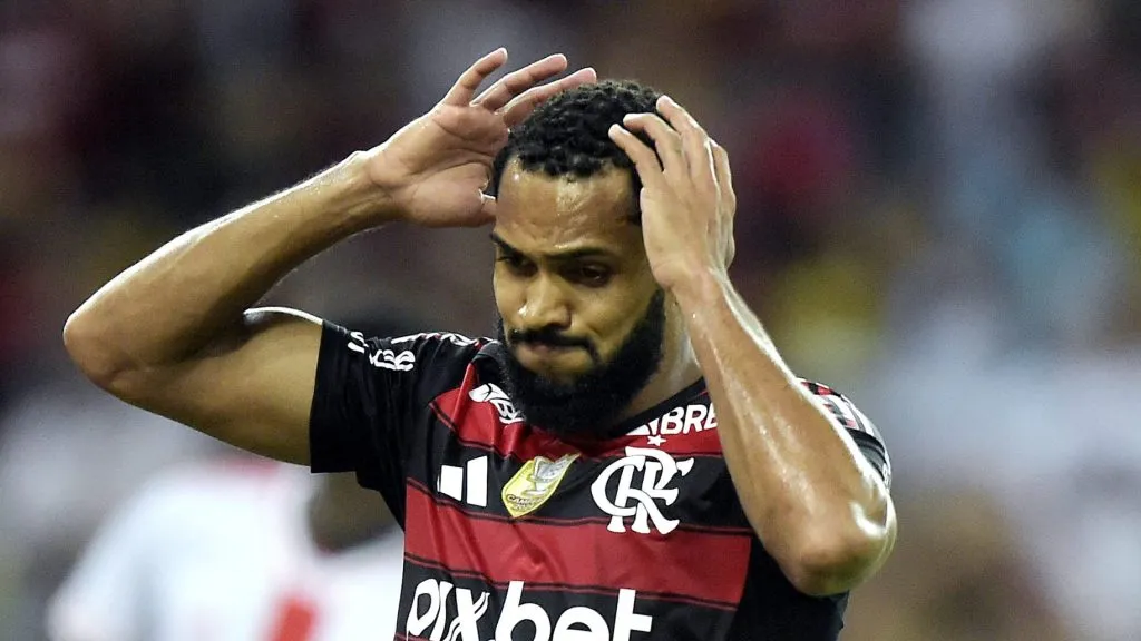 Juninho jogador do Flamengo lamenta durante partida contra o Internacional no estadio Maracana pelo campeonato Brasileiro A 2025.