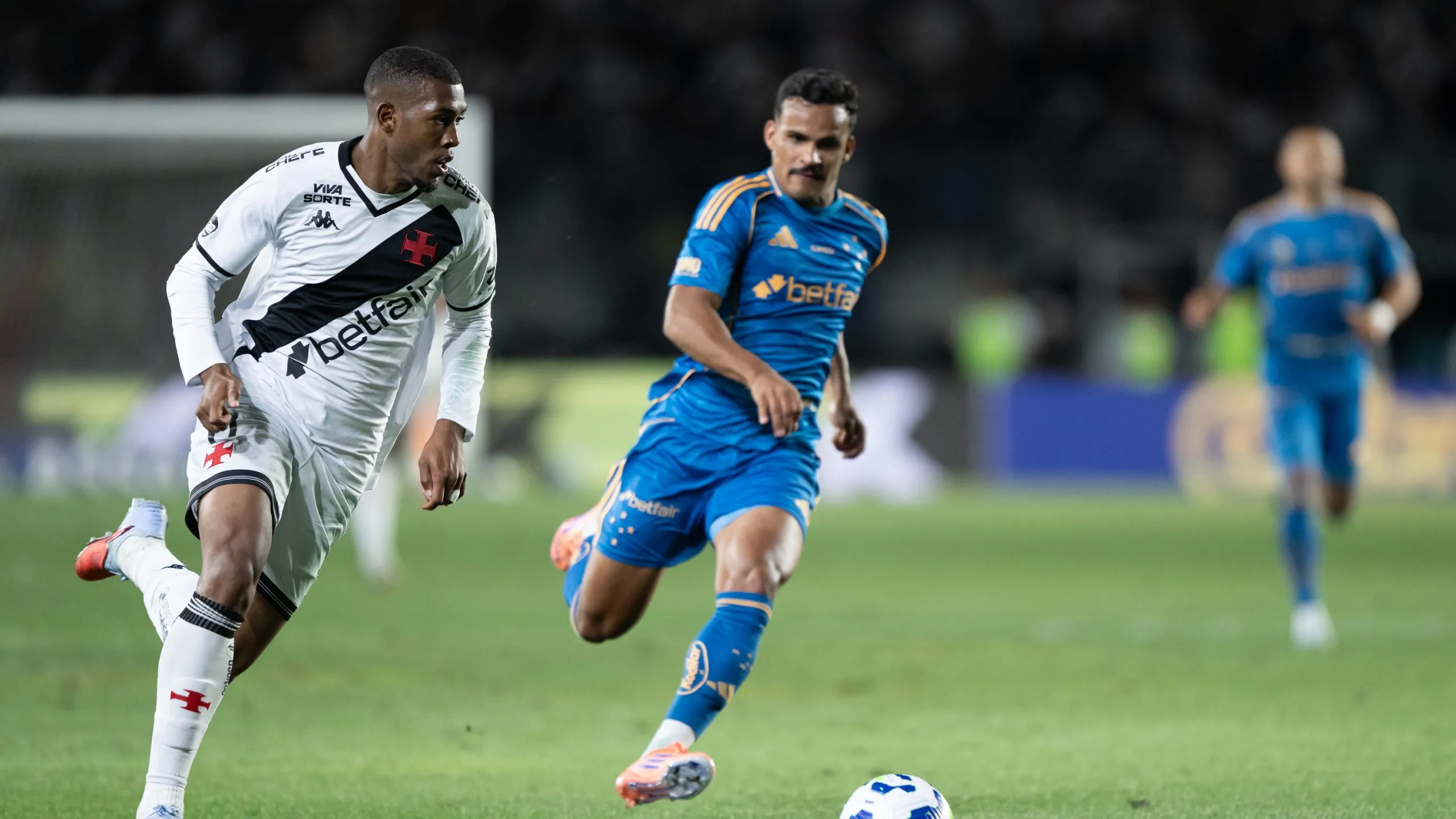 Kaiki, jogador do Cruzeiro disputa lance com Rayan jogador do Vasco durante partida no estadio Sao Januario pelo campeonato Brasileiro A 2025. Foto: Jorge Rodrigues/AGIF