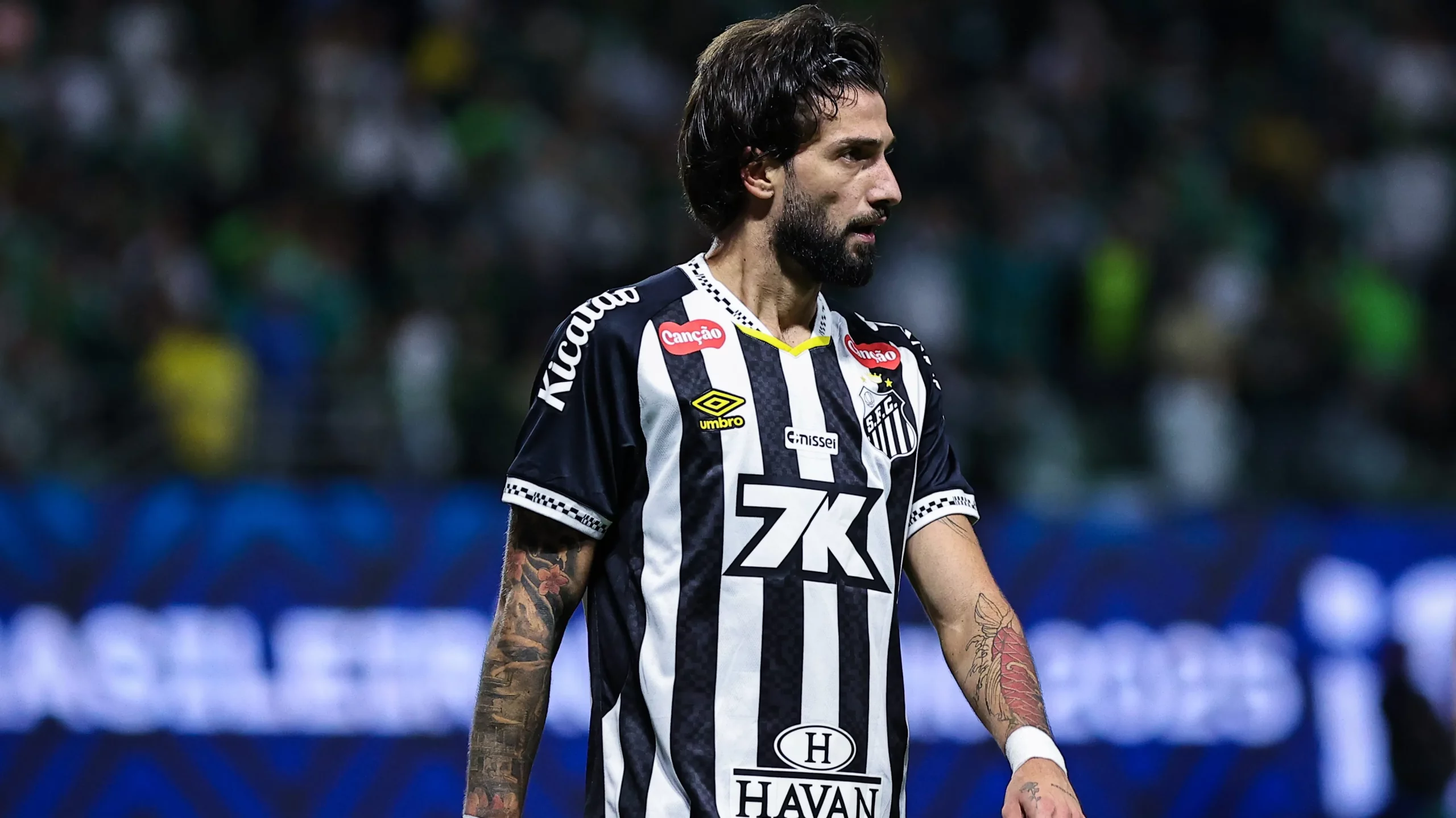 SP – SAO PAULO – 06/11/2025 – BRASILEIRO A 2025, PALMEIRAS X SANTOS – Lautaro Diaz jogador do Santos durante partida contra o Palmeiras no estadio Arena Allianz Parque pelo campeonato Brasileiro A 2025. Foto: Fabio Giannelli/AGIF