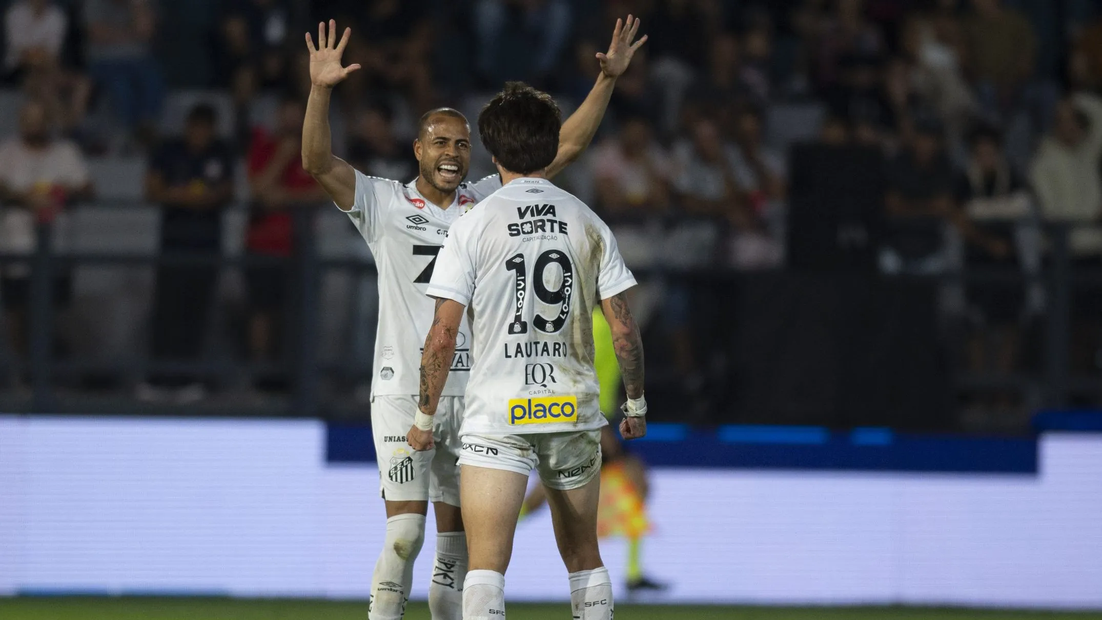 Lautaro Diaz, jogador do Santos comemora seu gol com Mayke jogador da sua equipe durante partida contra o Bragantino pelo Brasileirao 2025. Foto: Anderson Romao/AGIF
