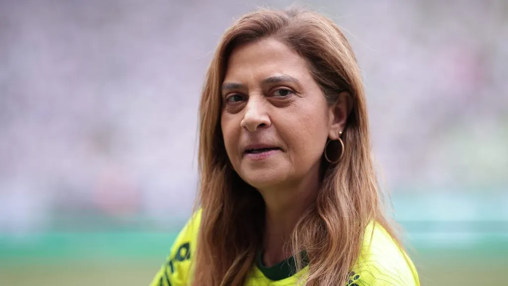 Leila Pereira dando risada com camisa marca-texto do Palmeiras - Foto: Ettore Chiereguini/AGIF