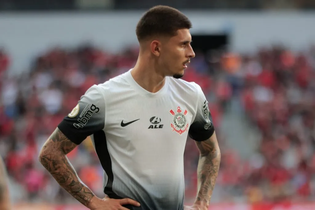 Léo Mana em ação pelo Corinthians, em 2024. Foto: Robson Mafra/AGIF
