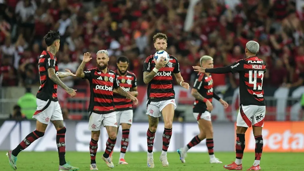Léo Pereira celebra seu tento anotado diante do Internacional. Foto: Thiago Ribeiro/AGIF.