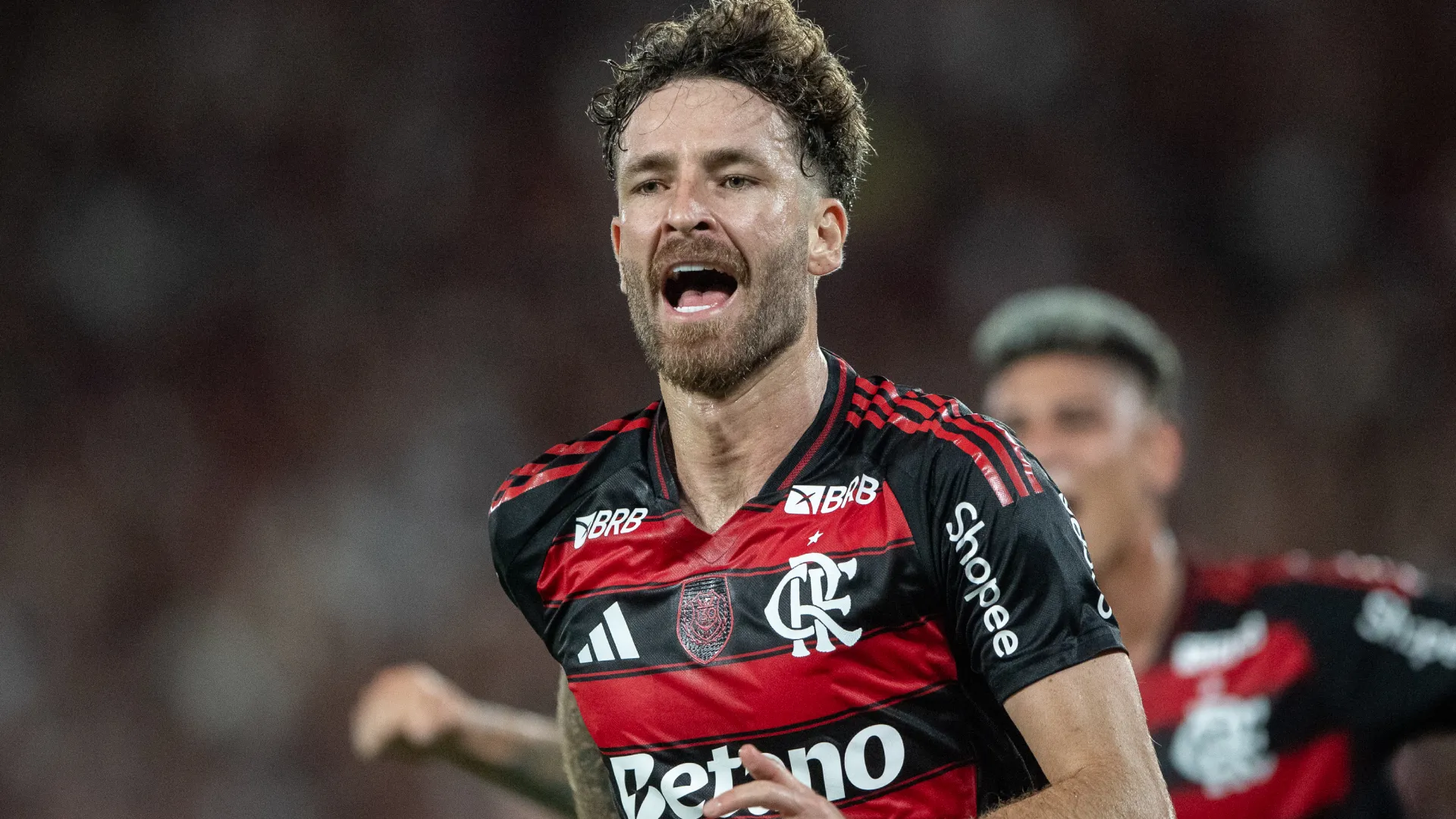 Léo Pereira em campo pelo Flamengo em partida decisiva no Maracanã – Foto: Thiago Ribeiro/AGIF