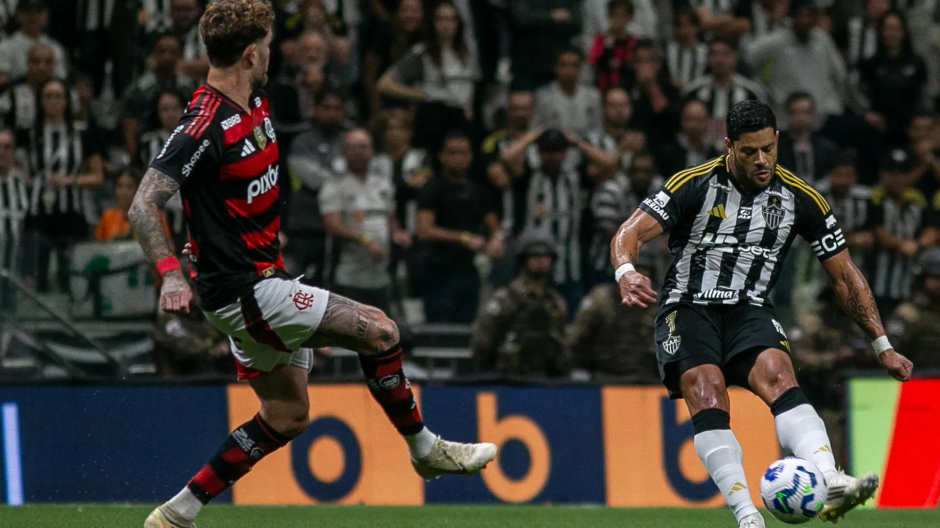 Léo Pereira e Hulk em campo no último duelo entre os times – Foto: Fernando Moreno/AGIF