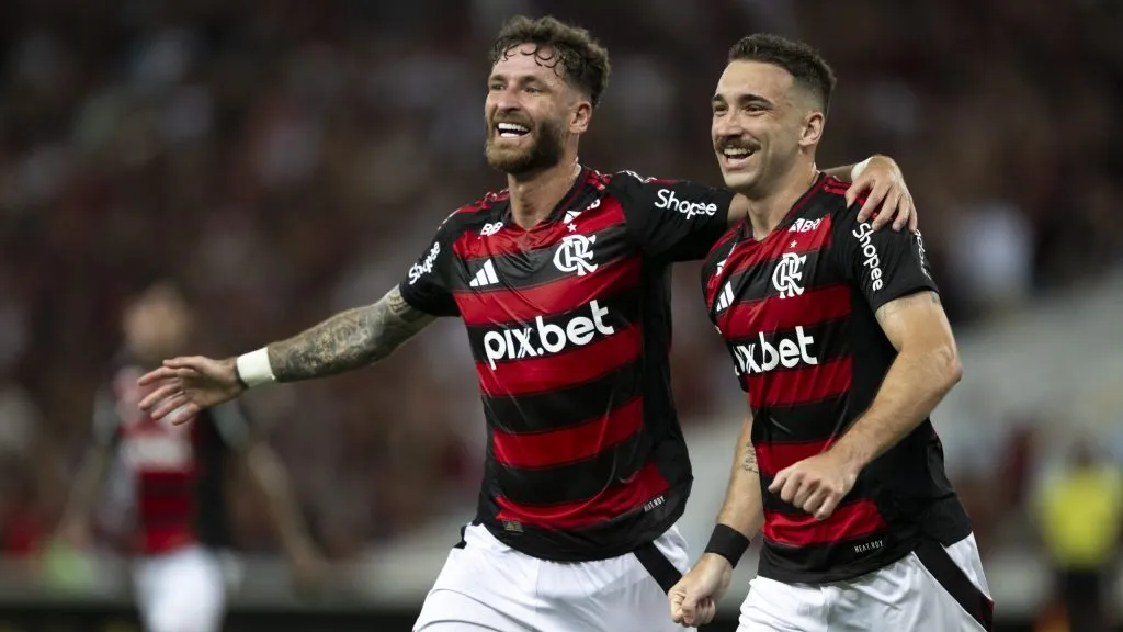 Leo Ortiz, jogador do Flamengo, comemora seu gol com Leo Pereira jogador da sua equipe durante partida contra o Marica no estadio Maracana pelo campeonato Carioca 2025. Foto: Jorge Rodrigues/AGIF