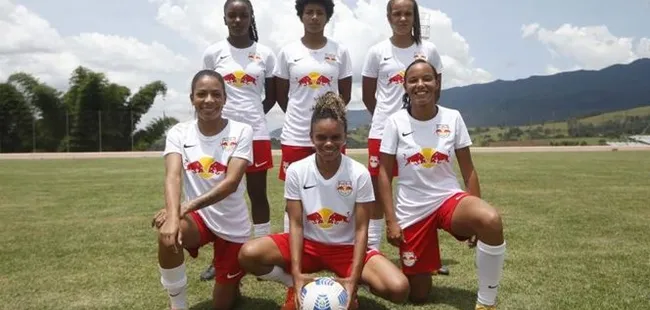 Letícia Monteiro, ex-Bragantino e as companheiras de equipe da temporada 2022 e que disputaram o Brasileirão A1. Foto:  Reprodução/Bragantino