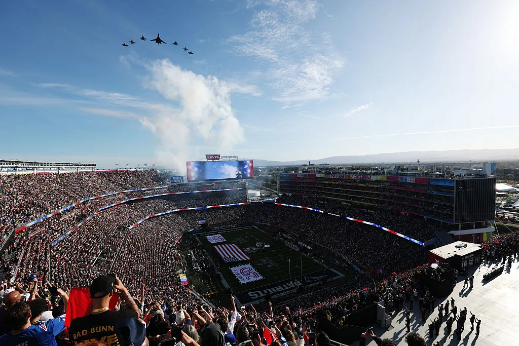 Um avião Jest sobrevoa o estádio antes do início do Super Bowl LX entre o Seattle Seahawks e o New England Patriots no Levi’s Stadium em Santa Clara, Califórnia. (Foto de Ishika Samant/Getty Images)