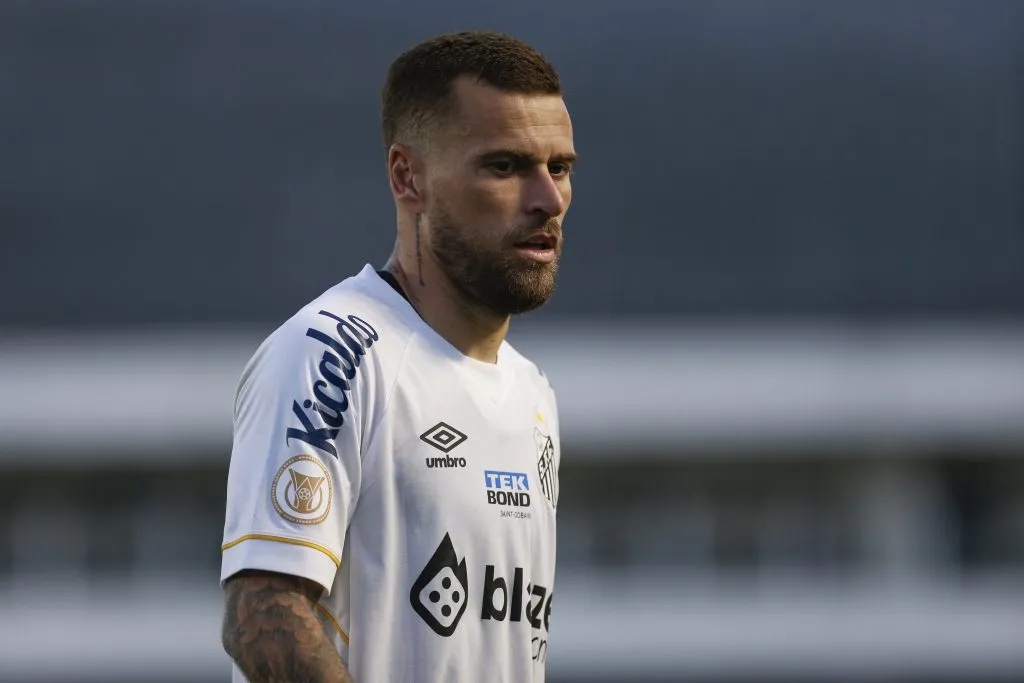 Lucas Lima com a camisa do Santos. (Foto: Ricardo Moreira/Getty Images)