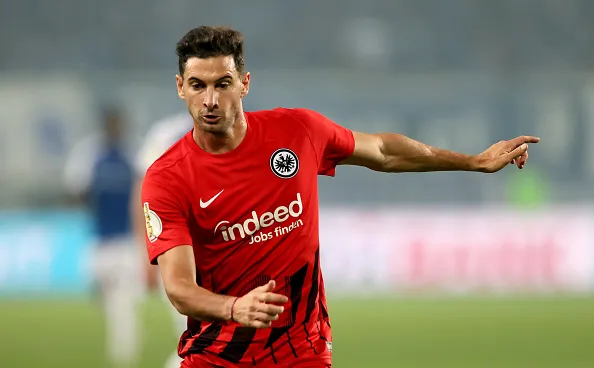 Alario com a camisa do Frankfurt. Foto: Martin Rose/Getty Images.