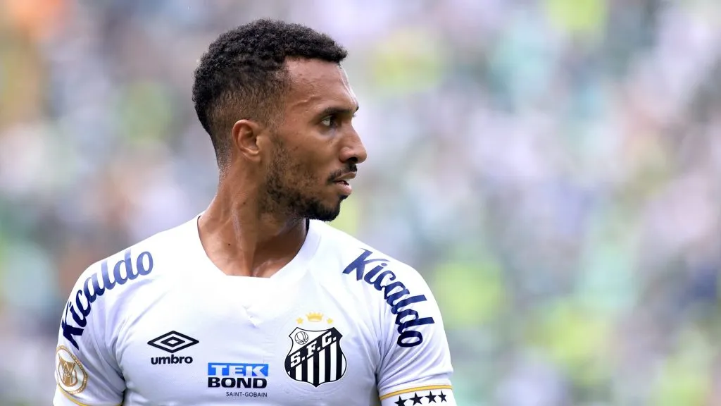 Lucas Braga em partida pelo Santos, em 2023 - Foto: Marcello Zambrana/AGIF