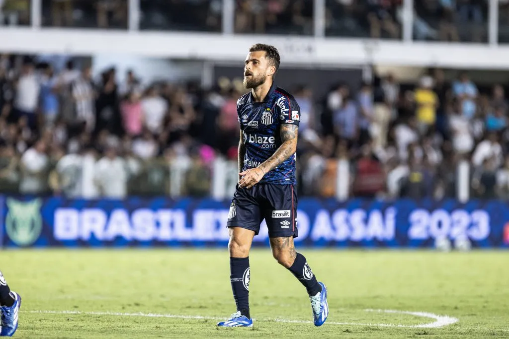 Lucas Lima jogador do Santos durante partida contra o Cuiaba no estadio Vila Belmiro pelo campeonato Brasileiro A 2023. Foto: Abner Dourado/AGIF