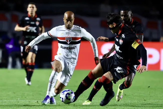 Lucas Moura, jogador do Sao Paulo durante partida contra o Vitoria no estadio Morumbi pelo campeonato Brasileiro A 2025. Foto: Marcello Zambrana/AGIF