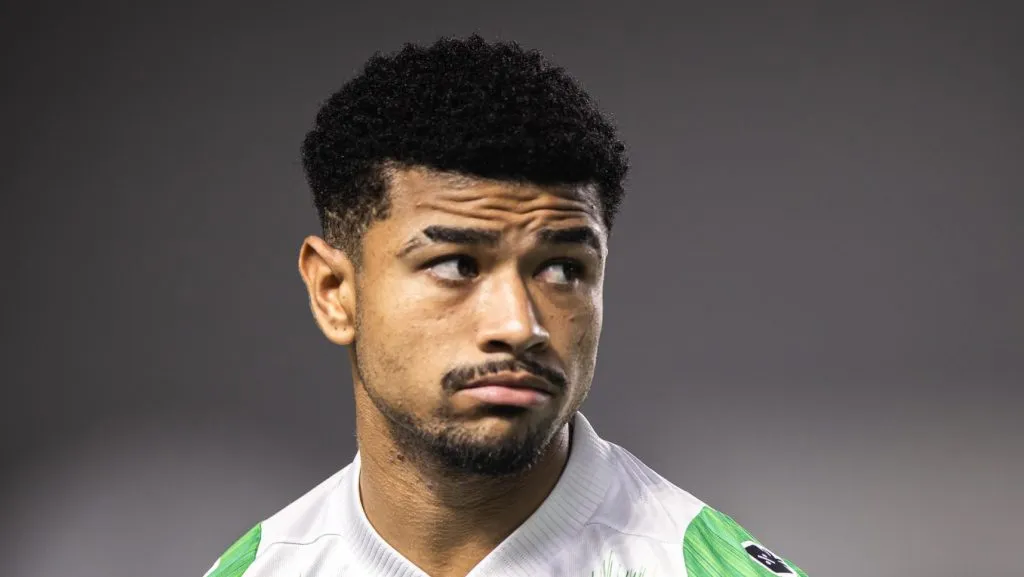 Lucas Ronier olhando desconfiado em jogo do Coritiba - Foto: Abner Dourado/AGIF