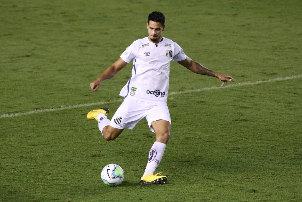 Lucas Veríssimo enquanto atuava pelo Santos. (Photo by Alexandre Schneider/Getty Images)