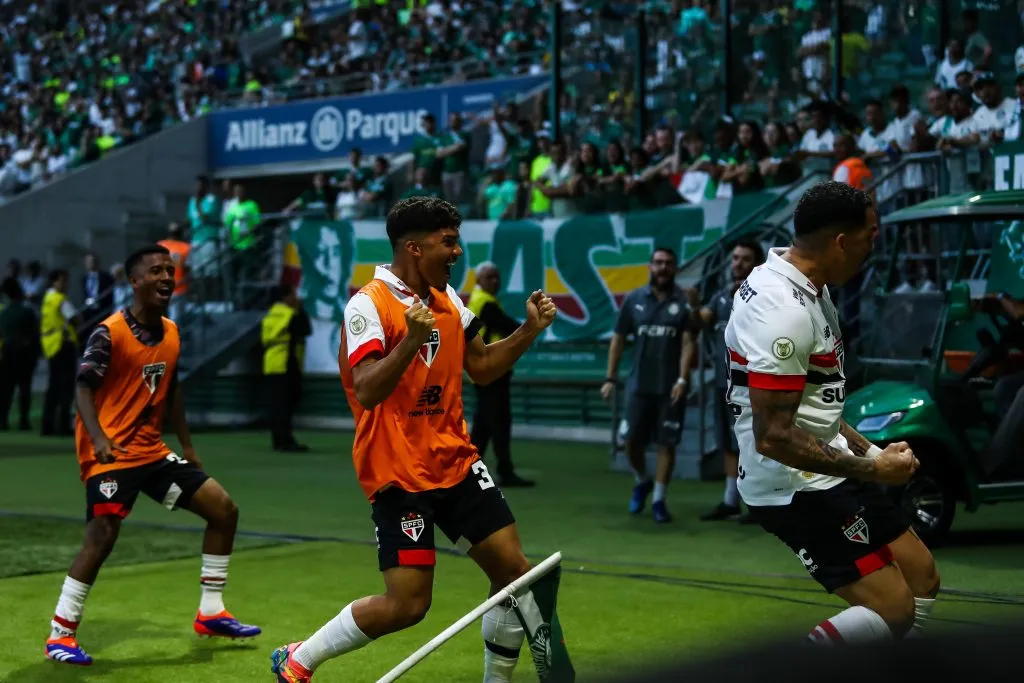 Atacante do São Paulo após comemorar com a bandeirinha de escanteio. Foto: Marco Miatelo/AGIF