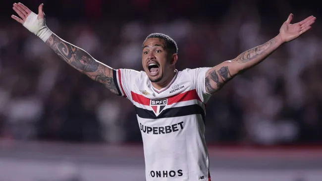 Luciano reclamando com a arbitragem contra o Atlético Nacional, pela Libertadores – Foto: Ettore Chiereguini/AGIF