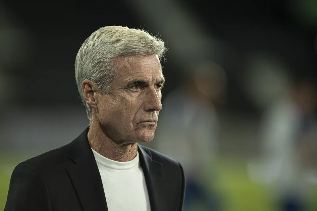 Luís Castro pode não fechar com o Santos –  Foto: Jorge Rodrigues/AGIF
