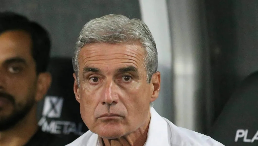 Foto: IMAGO / Sports Press Photo – Alvinegro Praiano deve ter técnico português no comando da equipe em 2025.