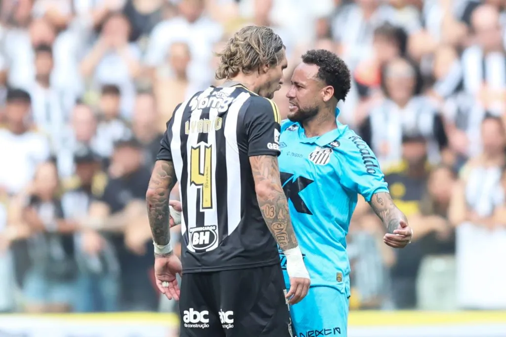 MG – BELO HORIZONTE – 14/09/2025 – BRASILEIRO A 2025, ATLETICO-MG X SANTOS – Lyanco jogador do Atletico-MG encara  Neymar jogador do Santos durante partida no estadio Arena MRV pelo campeonato Brasileiro A 2025. Foto: Gilson Lobo/AGIF