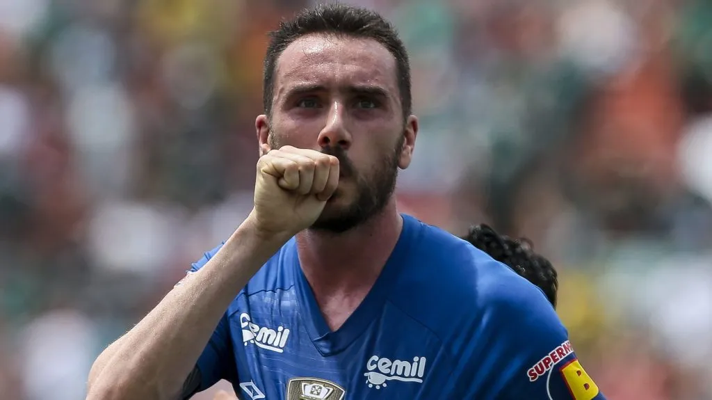 Mancuello chupando o dedo com camisa do Cruzeiro - Ale Cabral/AGIF