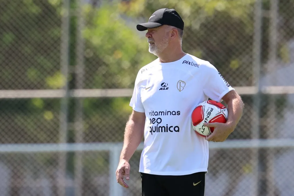 Mano Menezes está preparando a equipe para temporada. Foto: Marcello Zambrana/AGIF
