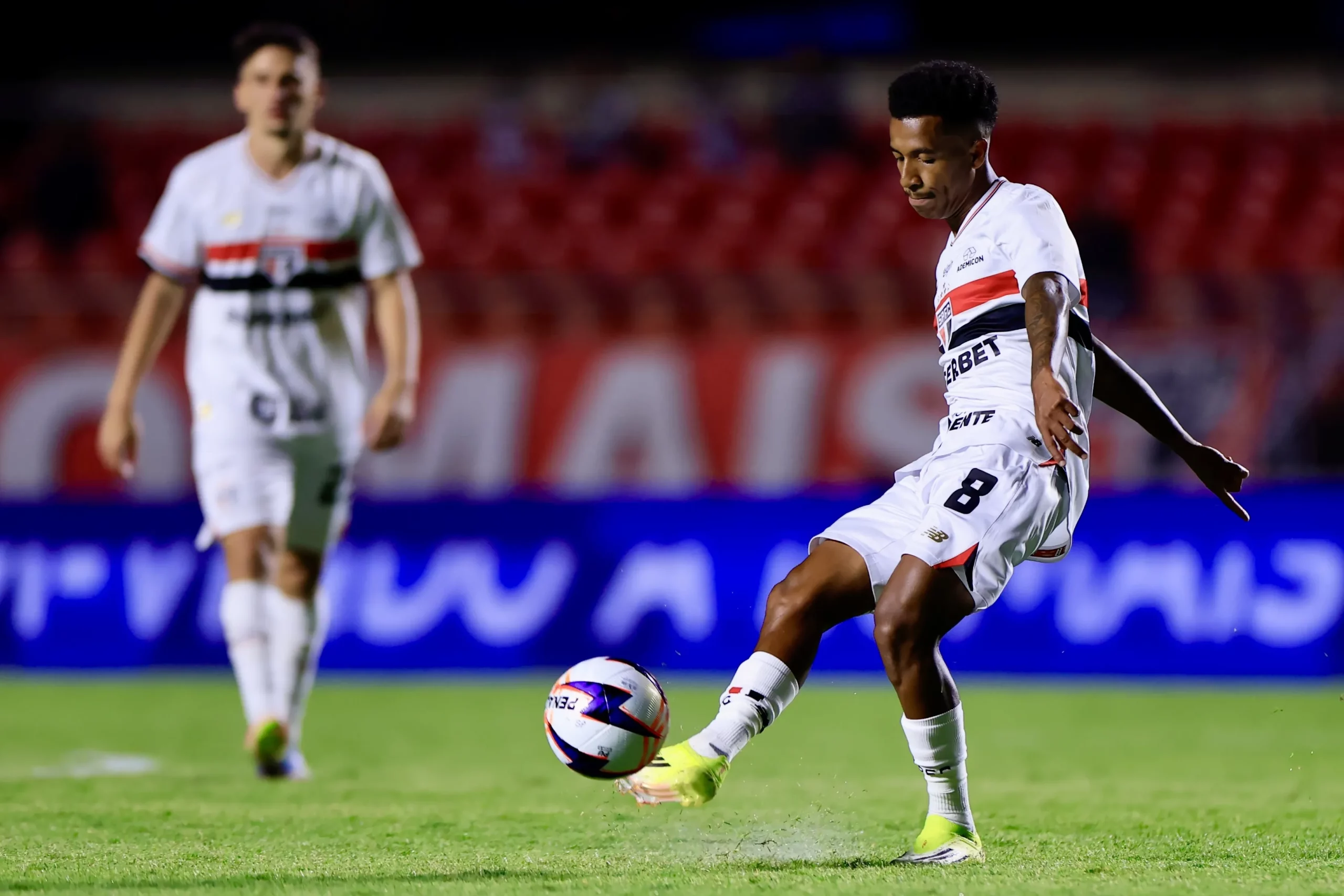 Volante durante o confronto entre São Paulo x Portuguesa. Foto: Marcello Zambrana/AGIF