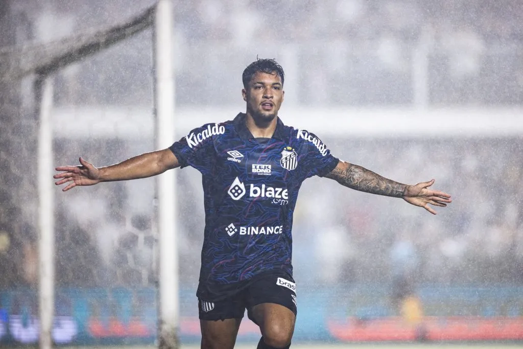 Marcos Leonardo jogador do Santos comemora seu gol durante partida contra o Coritiba no estadio Vila Belmiro pelo campeonato Brasileiro A 2023.  Foto: Abner Dourado/AGIF
